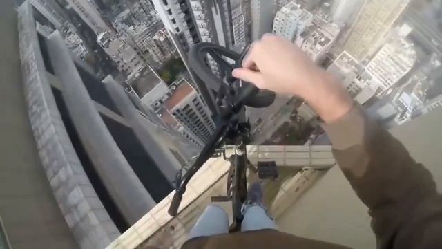 Велосипедист на краю небоскреба. СТРАШНО смотреть смотреть онлайн