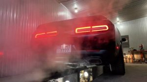 Злой выхлоп на Dodge Challenger 5.7 прямоток, крутой звук выхлопа