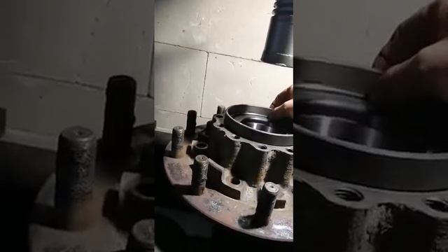 Volvo FH 12. Замена ступичного подшипника. смотреть онлайн