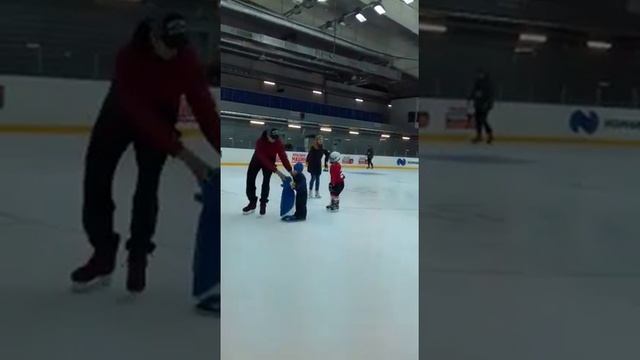 Первая "тренировка" младшего сына на льду...))) смотреть онлайн