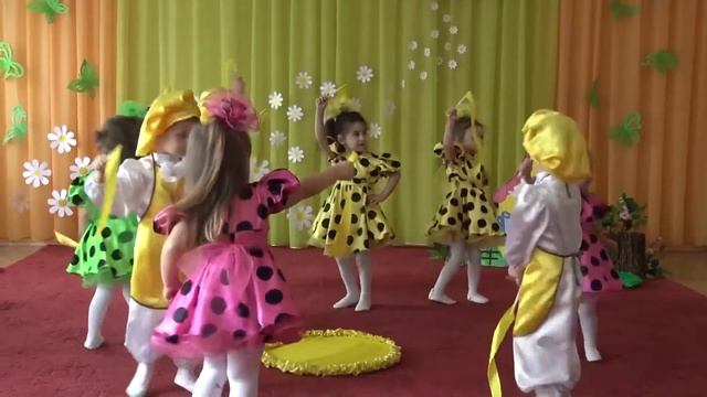 Танец с ленточками Ясли смотреть онлайн