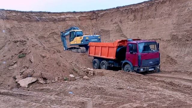 Грузимся на новым карьере ПГСМ. Добрался до выгрузки а выгрузиться не как ( МАЗ 6501 засел. смотреть онлайн