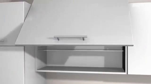 Посуда в верхнем шкафу с подъемником AVENTOS HS смотреть онлайн