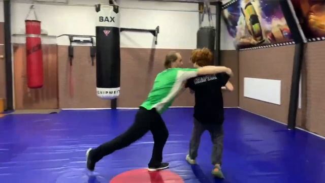 Подурачились с тренером, отрабатывали удары. смотреть онлайн