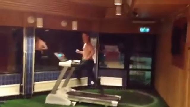 Crazy treadmill runner смотреть онлайн