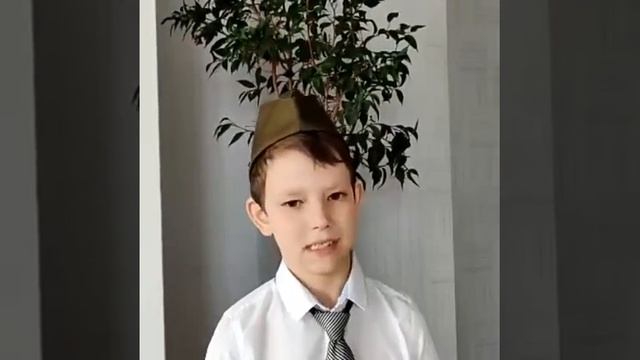 Максим Р. из подготовительной группы поздравляет всех с Днём Победы и посвящает свое стихотворение смотреть онлайн