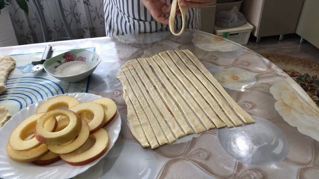 Что приготовить из дрожжевого слоеного теста в духовке быстро и вкусно к чаю Два варианта смотреть онлайн