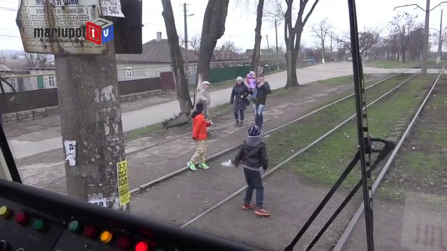 По улицам Мариуполя катается новый низкопольный трамвай смотреть онлайн