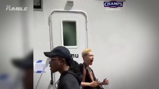 Migos Rapper Quavo LAUNCHES Football into Basketball Hoop with Pro-Level Touch смотреть онлайн