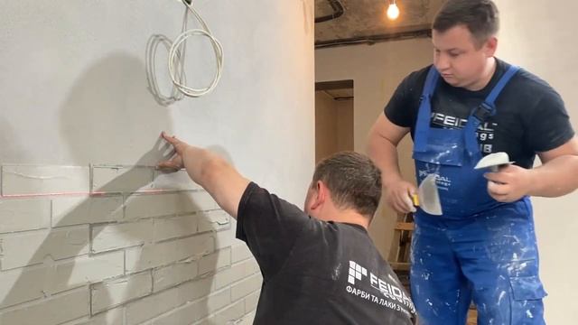 Сделай САМ Как нанести кирпичи на стену через трафарет! смотреть онлайн