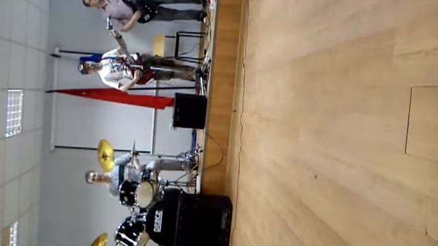 Красный Бетон-землянка смотреть онлайн