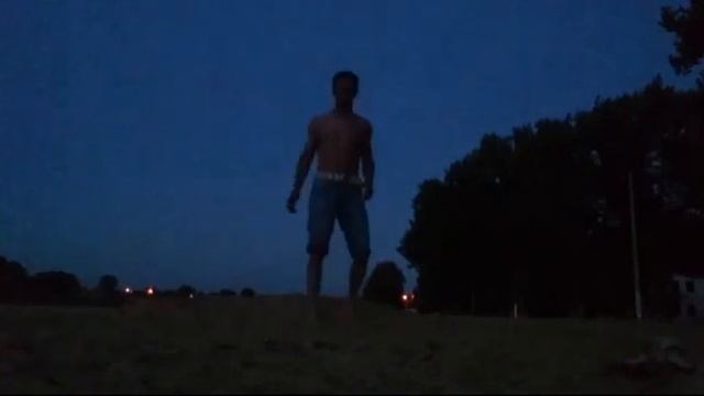 Тарзанка, сальто, фляк, ходьба и стойка на руках, жонглирование.