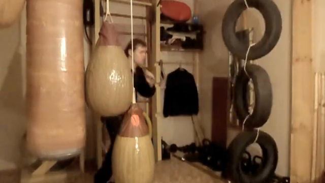 Mакс Варвар. Отработка ударов разводным гаечным ключом на тренажёре. смотреть онлайн