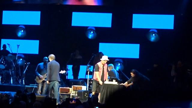 Eric Clapton singing "Happy Birthday" to Bill Murray. Crossroads Guitar Festival 2019. смотреть онлайн