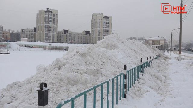 Грязный снег у стадиона «Старт»