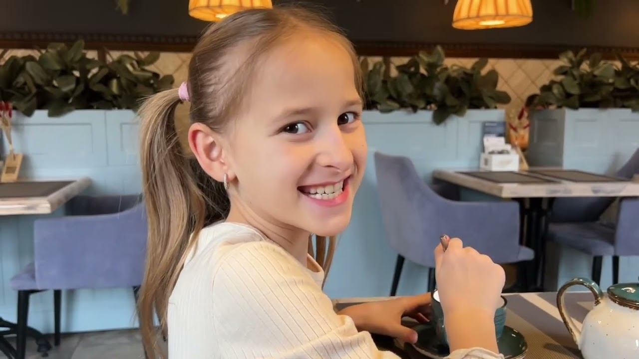 ВЛОГ чем занимаются Алина и Юляшка / Печём хлеб смотреть онлайн