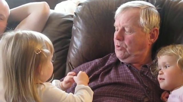 Vivianne and Sidney playing with Grandpa смотреть онлайн