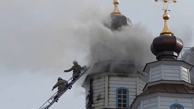 Горит собор в Новомосковске,Украина смотреть онлайн