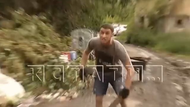 Агрессивный мусорщик, представившийся чемпионом мира по единоборствам, напал на журналистов смотреть онлайн