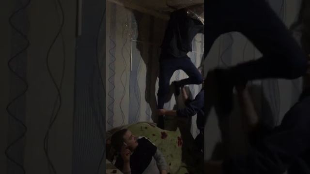 Залез на натяжной потолок смотреть онлайн