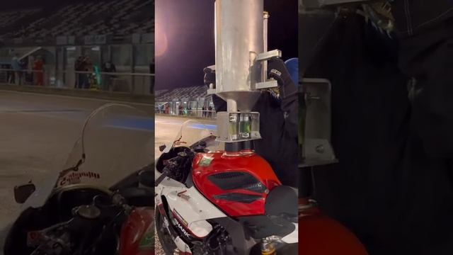 Спортбайк загорівся під час заправки !!! :)) смотреть онлайн