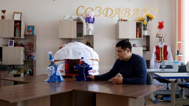 Танец роботов в национальных костюмах смотреть онлайн