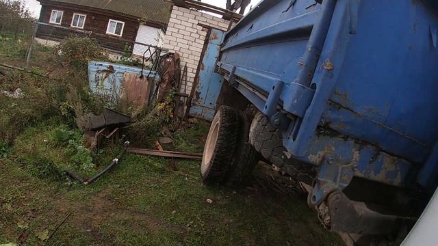 ПОКА МОИ КОРОВКИ ГУЛЯЮТ В ПОЛЕ, МЫ ТЕМ ВРЕМЕНЕМ СТРОИМ НОВУЮ КРЫШУ НАШЕГО ГАРАЖА! смотреть онлайн