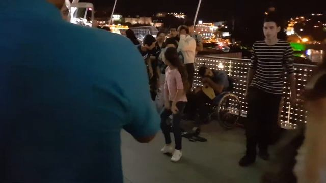 Танец грузинской девочки. Мост Мира в Тбилиси. Грузия. смотреть онлайн