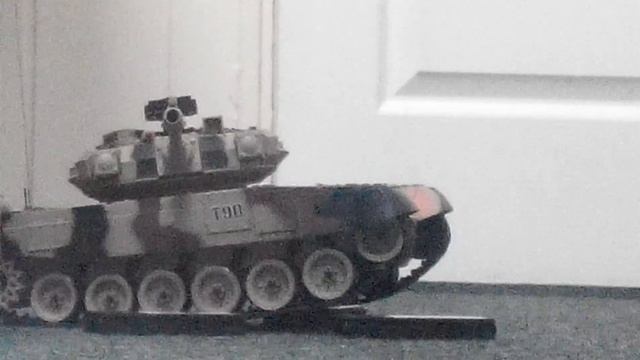 Танк Т90 стреляет в оператора / Tank T90 Shoots At The Operator.