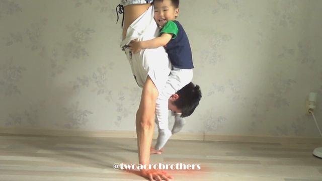 Акройога с Малышом Стойка на Руках смотреть онлайн