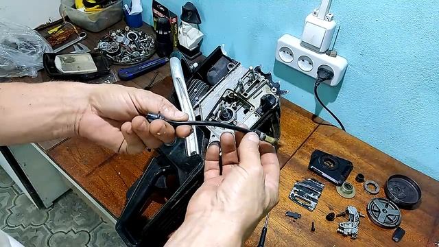 Вытекает масло с бензопилы. Об этом молчат мастера, маленькие хитрости ремонта.