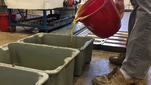 51 Иан Степплер простейшая переработка воска на промышленной пасеке Канада смотреть онлайн