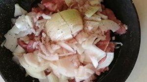 Гуляш из свинины с подливкой без томатной пасты. Тушеное мясо