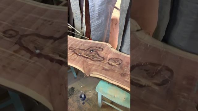 Лайфхак при работе с эпоксидный смолой и производстве деревянной мебели смотреть онлайн