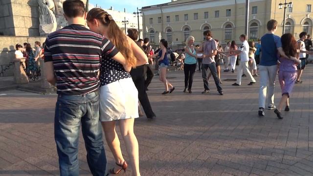 Стрелка, танцы. 8 июля 11г. смотреть онлайн