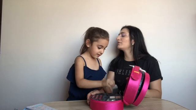 РАДУЖНЫЙ МАКИЯЖ ЧЕЛЛЕНДЖ | MAKE UP CHALLENGE СОФИЯ ПРОТИВ МАМЫ смотреть онлайн