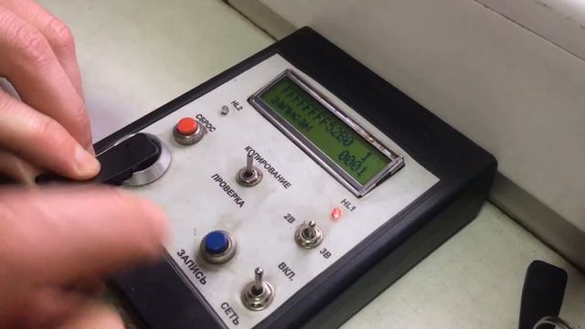 Изготовление домофонного ключа TM-08v2 квадратный (Беларусь) на дубликаторе домофонных ключей KT-01 смотреть онлайн