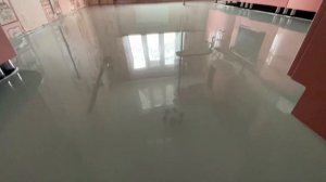 Чёрный мраморный наливной пол на кухне