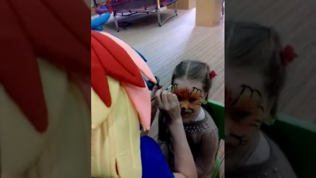 Кире делают аквагрим для детей: аквагрим на лице в виде тигра!