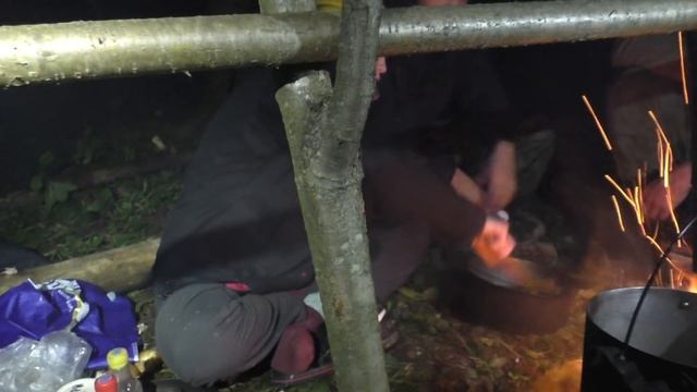 ПВД глубокой осенью (2). Званый ужин в походе. Дашка готовит курочку карри в котле на костре смотреть онлайн