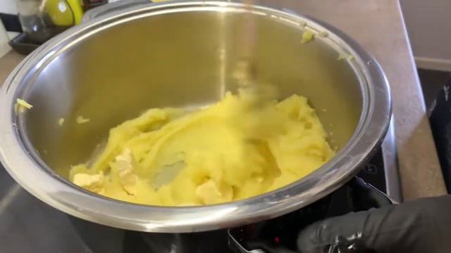 Пюре Жоэля Робюшона в пшеничном рожке с куриной грудкой смотреть онлайн