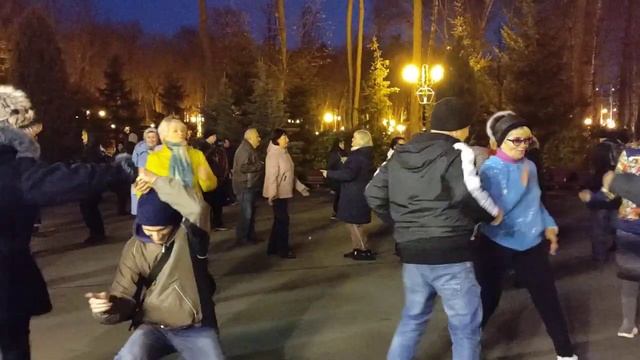ПУСТЬ СДОХНУТ ТЕ, КТО НАС НЕ ЗАХОТЕЛ!??/ВЕСЁЛЫЕ ТАНЦЫ В ПАРКЕ ГОРЬКОГО ХАРЬКОВ смотреть онлайн