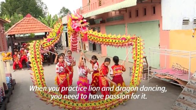 Female dragon dancers scale up ambitions in Vietnam | AFP смотреть онлайн