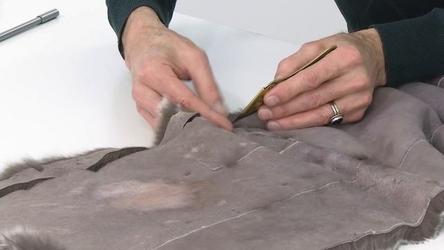 Как сделать шарф из натурального меха своими руками. Часть 1. Раскрой и стачивание меховых деталей. смотреть онлайн