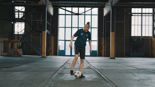 INTERSPORT Voetbal campagne - Freestyle Tutorial Laura Dekker 2 смотреть онлайн