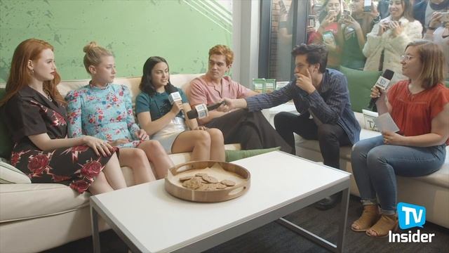 Cole Sprouse & Lili Reinhart React To Break Up Reports смотреть онлайн