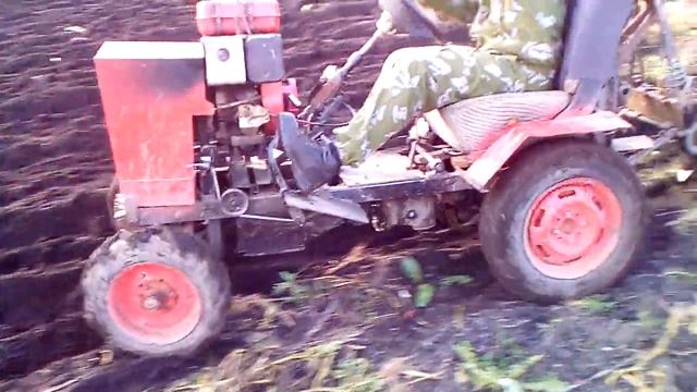 Самодельный минитрактор пашет огород смотреть онлайн