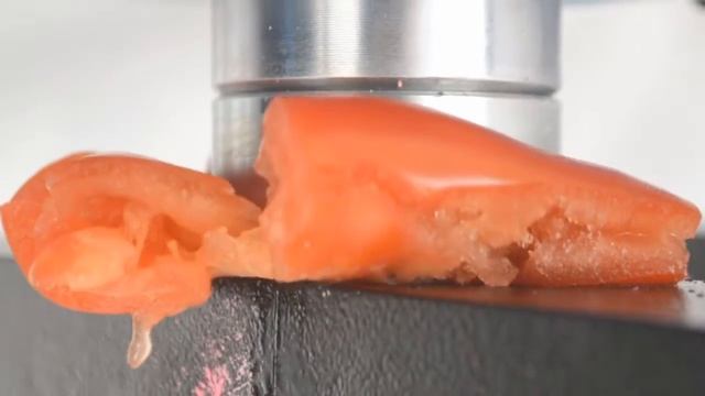 Жесть! Что будет если положить помидор под гидравлический пресс??? смотреть онлайн