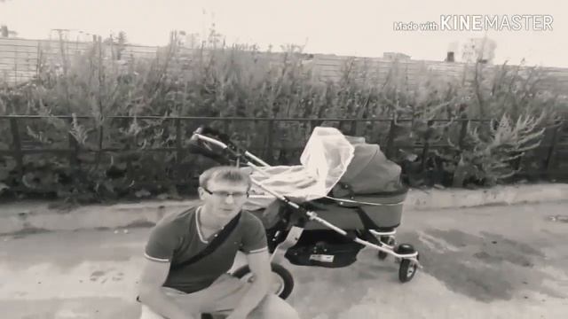 прогулка с малышами и неудобства с коляской для двойни