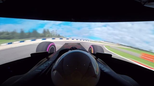 Sim Racing Girl Takes on Red Bull Racing's F1 Simulator смотреть онлайн
